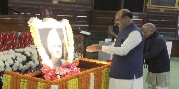 जीवी मावलंकर के छत्र पर पुष्पर्पित करते लोकसभा अध्यक्ष जीवी मावलंकर के छत्र पर पुष्पर्पित करते लोकसभा अध्यक्ष