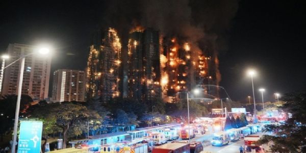 हांगकांग में आग की लपटों से घिरे टॉवर्स। यह दृश्य सुबह से कुछ पहले का है। फोटो - अंग्रेजी दैनिक द स्टैंडर्ड