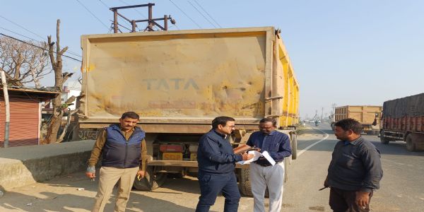 फर्रुखाबाद में खनन सामग्री ढोते पांच ट्रक सीज