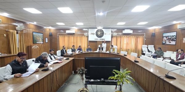 डीएम ने राजनीतिक दलाें के साथ बैठक कर एसआईआर की जानकारी दी, मांगें सुझाव