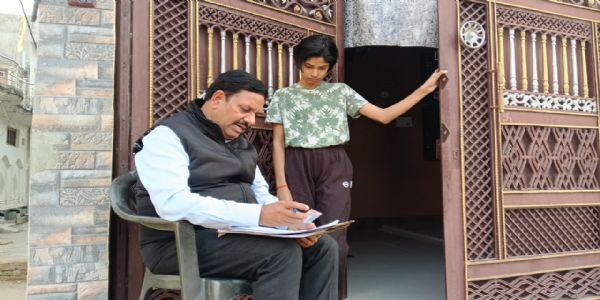 एसआईआर की जागरूकता के लिए घर-घर पहुंच रहे औरैया के जिलाधिकारी डॉ. इन्द्रमणि त्रिपाठी