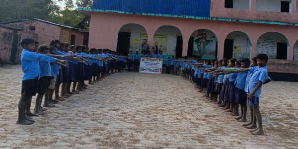 प्रावि आदिवासी टोला मधुरा में दिलाई गई बच्चों को बाल विवाह के खिलाफ शपथ