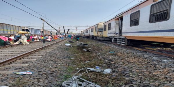 ट्रेन के दो डिब्बे हुए बेपटरी, रेल सेवा बाधित