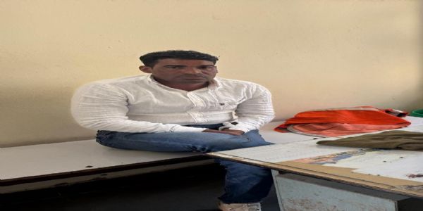 पुलिस कांस्टेबल बीस हजार रुपये की रिश्वत लेते गिरफ्तार