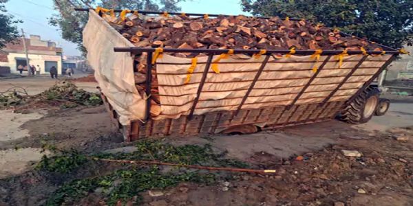 हिसार: सड़क निर्माण सामग्री की गुणवत्ता पर उठे सवाल, धंस गई ट्रेक्टर ट्रॉली