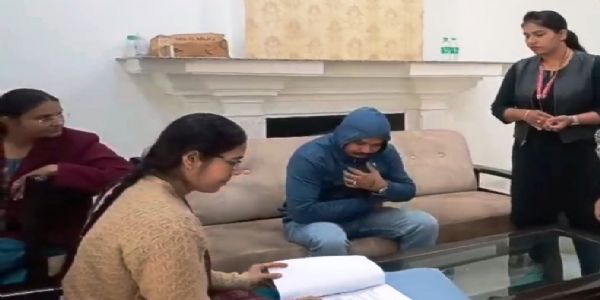 जबलपुर : जिला अस्पताल में क्लर्क को ईओडब्लू ने 20 हजार की रिश्वत लेते रंगे हाथों पकड़ा