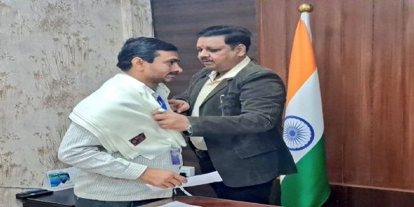 जिलाधिकारी ने उत्कृष्ट प्रदर्शन करने वाले बीएलओ को किया सम्मानित