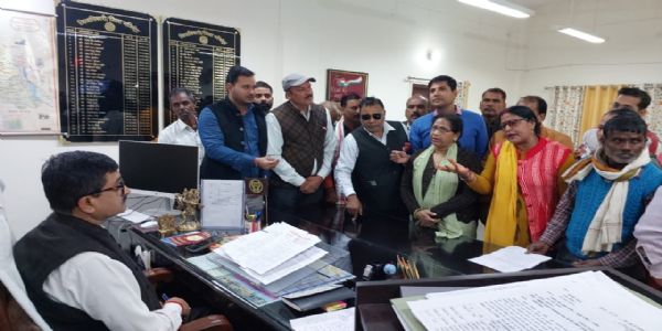 आईएएस के बयान पर ब्राह्मणों में गुस्सा, कलेक्ट्रेट पहुंचकर किया प्रदर्शन