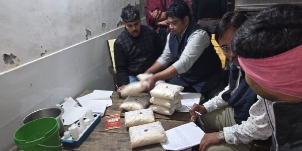 घाटमपुर की लीला डेरी चिलिंग सेंटर पर खाद्य विभाग का छापा, सात हजार लीटर दूध जब्त