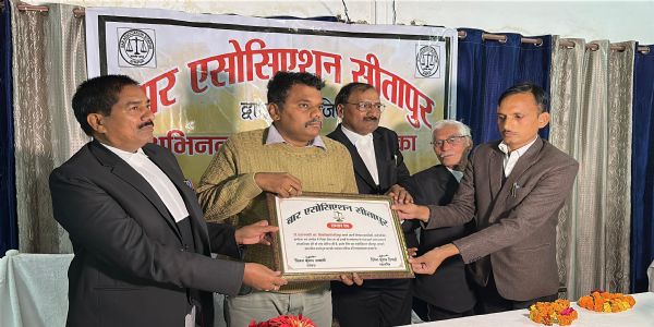सीतापुर : बार एसोसिएशन ने जिलाधिकारी काे किया सम्मानित