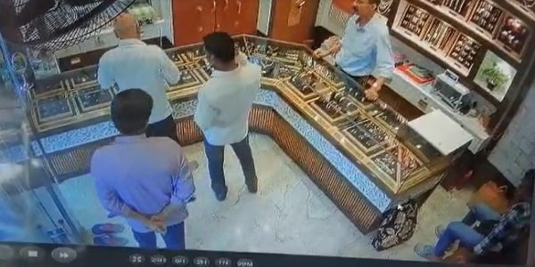 बदमाशों ने ग्राहक बनकर दुकान से उड़ाए सोने की चेन