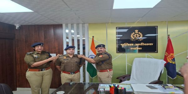 एसपी ने पिपिंग सेरेमनी में डीएसपी गौरव उपाध्याय के कंधों पर लगाए स्टार