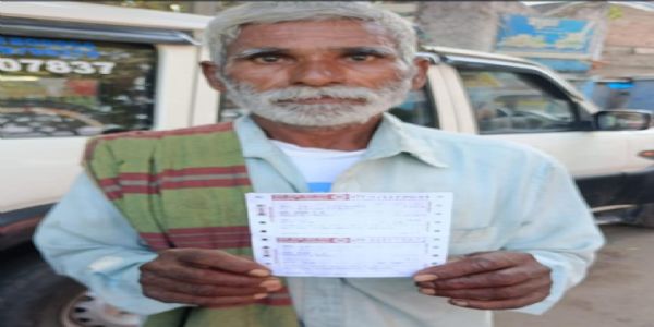 ट्रेन में चढ़ने के दौरान गिरकर महिला की मौत, पति घायल