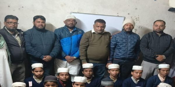 माही संस्था ने बच्चों में किया स्वेटर का वितरण