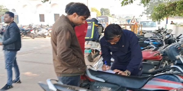 नेवी अफसर की पत्नी का रेलवे ट्रैक पर पड़ा मिला शव, टीटीई पर चलती ट्रेन से धक्का देने का आरोप, मुकदमा दर्ज