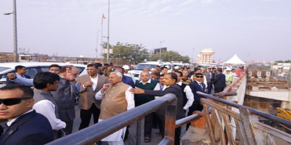 मुख्यमंत्री ने रेलवे ओवरब्रिज और सिपारा-मीठापुर एलिवेटेड रोड के निर्माण कार्य का किया निरीक्षण