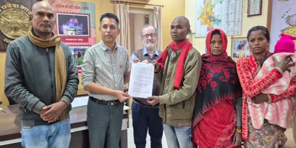 दमोह : दिवंगत बीएलओ के पुत्र को कलेक्टर कोचर ने दिया नियुक्ति पत्र