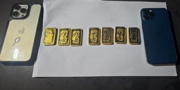 सात सोने के बिस्कुट जब्त , एक गिरफ्तार