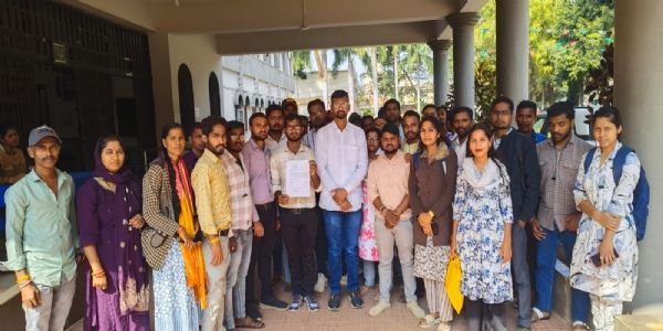 धमतरी :वैकल्पिक कंप्यूटर ऑपरेटरों की सेवा समाप्ति पर हंगामा, कलेक्टर से तत्काल बहाली की मांग