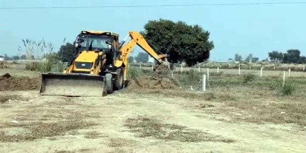 हिसार : अवैध रूप से काटी जा रही कॉलोनी पर चला पीला पंजा