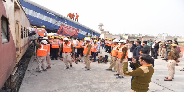 दौराई स्टेशन यार्ड में एनडीआरएफ के साथ रेलवे का मॉक ड्रिल अभ्यास