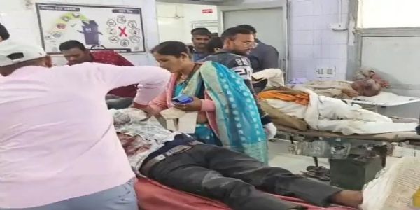 राजमार्ग में खड़े ट्रक में जा घुसा तेज रफ्तार ऑटो, एमपी की मां-बेटी समेत 10 घायल