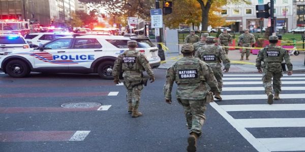 वाशिंगटन में बुधवार को व्हाइट हाउस के पास नेशनल गार्ड के दो जवानों को गोली मार दी गई। इसके बाद नेशनल गार्ड ने इलाके को घेर लिया। फोटो - इंटरनेट मीडिया वाशिंगटन में बुधवार को व्हाइट हाउस के पास नेशनल गार्ड के दो जवानों को गोली मार दी गई। इसके बाद नेशनल गार्ड ने इलाके को घेर लिया। फोटो - इंटरनेट मीडिया