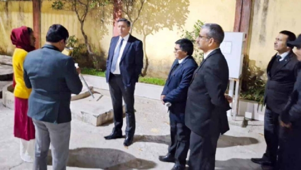 निरीक्षण करते चीफ जस्टिस