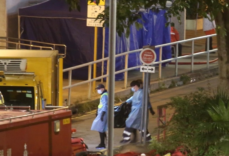 हांगकांग के ताई पो के वांग फुक कोर्ट क्षेत्र में मौजूद अस्पतालकर्मी। फोटो - द स्टैंटर्स