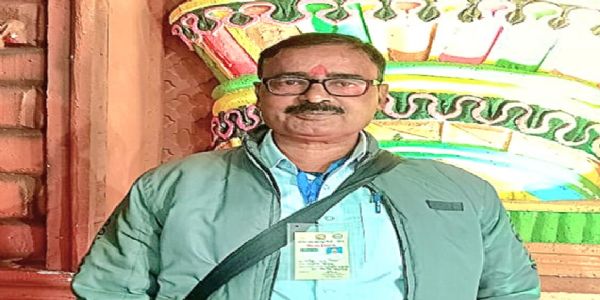 प्लास्टिक के दौर में अस्तित्व की जंग लड़ रहे पारंपरिक काठ के खिलौने