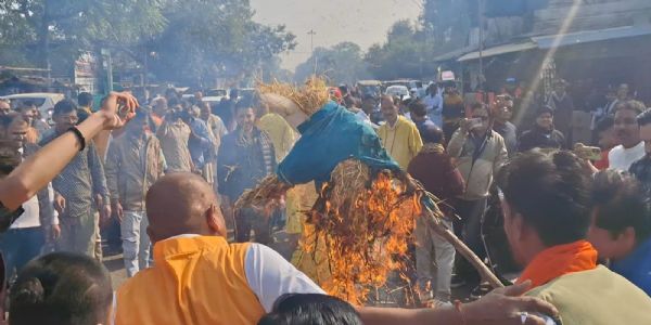 दमोहः आईएएस संतोष वर्मा के बयान का विरोध में प्रदर्शन, जमकर हुई नारेबाजी