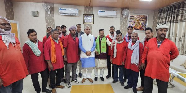 कानपुर सेंट्रल पर कुलियों संग संवाद, शिव प्रकाश ने दी एसआईआर की जानकारी