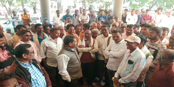 धमतरी : ग्राम खट्टी नहीं बन पा रहा है स्वतंत्र ग्राम पंचायत, शिकायत लेकर कलेक्ट्रेट पहुंचे ग्रामीण