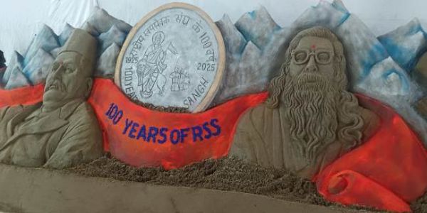 संघ के प्रथम व द्वितीय सर संचालक के रेत बने चित्र मौन रहकर भी दे रहे हैं चरित्र से व्यक्ति निर्माण का संदेश