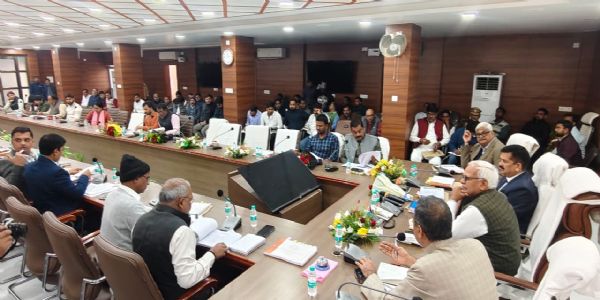 जनप्रतिनिधियों के प्रस्तावों पर प्राथमिकता के आधार पर कार्रवाई सुनिश्चित हाे : बाबू सिंह कुशवाहा