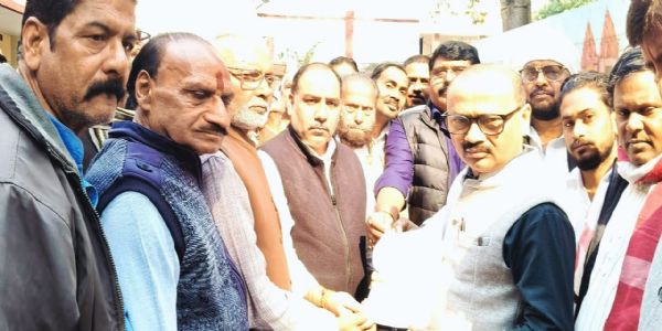 वाराणसी में राजनीतिक दलों ने एसआईआर की अंतिम तिथि बढ़ाने की मांग को लेकर सौंपा ज्ञापन