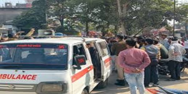 नर्मदापुरम: गर्भवती का शव फंदे पर मिला, परिजनों ने थाने के सामने बॉडी रखकर किया हंगामा, हत्या की जताई आशंका