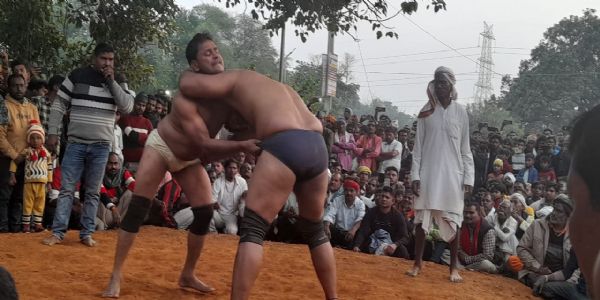 मीरजापुर में धनुष यज्ञ मेला :  चीनी पहलवान ने भदोही के मोनू को हराकर जीती 21 हजार की कुश्ती