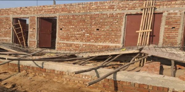 संविलियन विद्यालय की गिरी शटरिंग, दबकर पांच मजदूर घायल