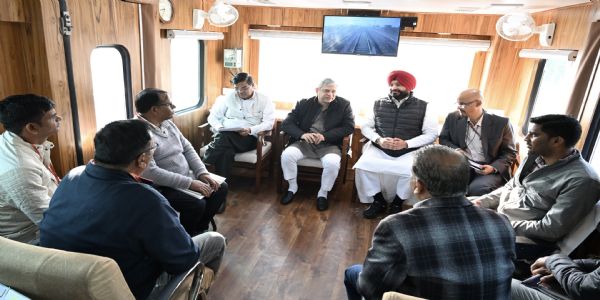 रेल मंत्री ने दिल्ली-चंडीगढ़ रेल मार्ग का विंडो-ट्रेलिंग निरीक्षण किया