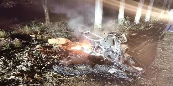 मप्रः डिंडौरी में पिकअप से टकराने के बाद बाइक में लगी आग, शादी का कार्ड बांटकर लौट रहे दो भाइयों की मौत