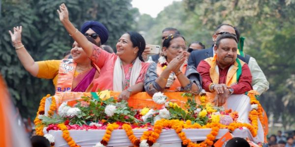 एमसीडी उपचुनावः रेखा गुप्ता ने शालीमार बाग, अशोक विहार में किया रोड शो