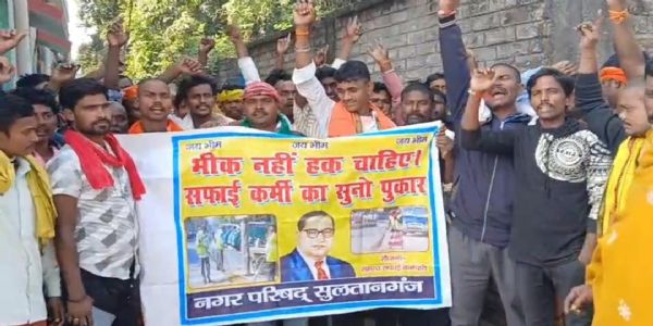 विभिन्न मांगों को लेकर सफाईकर्मियों ने विधायक को सौंपा ज्ञापन