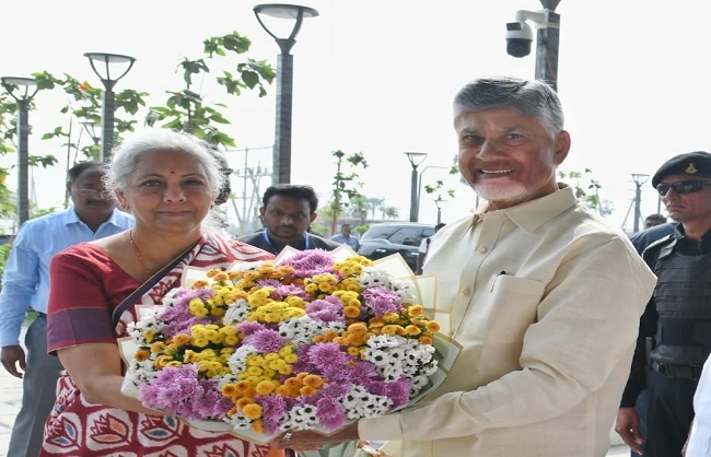 अमरावती में बैंक व बीमा कार्यालयों की रखी आधारशिला रखते सीतारमण