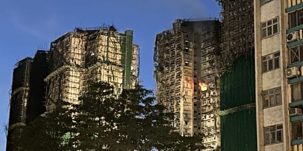 हांगकांग के ताई पो के वांग फुक कोर्ट क्षेत्र में दिन-रात रंग-बिरंगी रोशनी रोशनी से डूबे रहने वाले इन टॉवर्स में अब वीरानी छा गई है। फोटो - द स्टैंटर्स