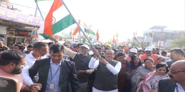 केन्द्रीय कृषि मंत्री शिवराज सिंह ने यूनिटी मार्च में युवाओं ने हाथों में लहराया तिरंगा