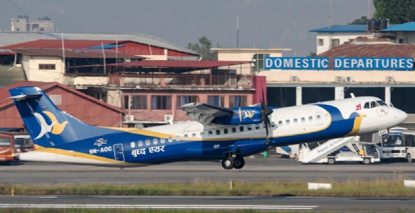 पोखरा हवाई अड्डे पर अवतरण के क्रम में बुद्ध एयर का विमान पोखरा हवाई अड्डे पर अवतरण के क्रम में बुद्ध एयर का विमान