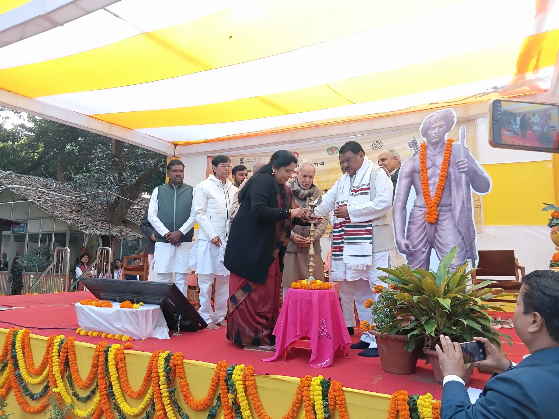 कार्यक्रम का दीप प्रज्वलित करते अतिथि कार्यक्रम का दीप प्रज्वलित करते अतिथि