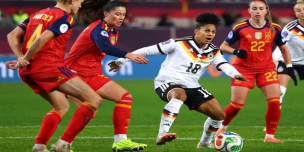 जर्मनी और स्पेन के बीच मैच का दृश्य जर्मनी और स्पेन के बीच मैच का दृश्य