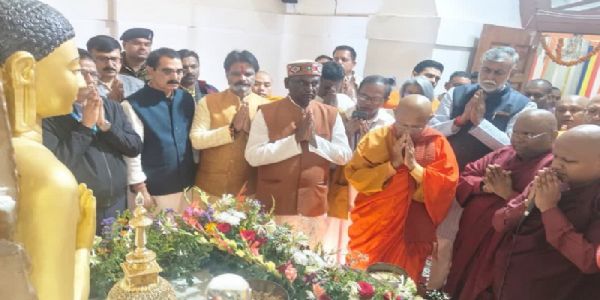 सांची में महाबोधि महोत्सव के दौरान बौद्ध श्रद्धालुओं ने किए पवित्र अस्थियों के दर्शन